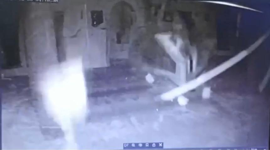 Kahramanmaraş depreminde 600 yıllık tarihi caminin yıkıldığı anlar kamerada