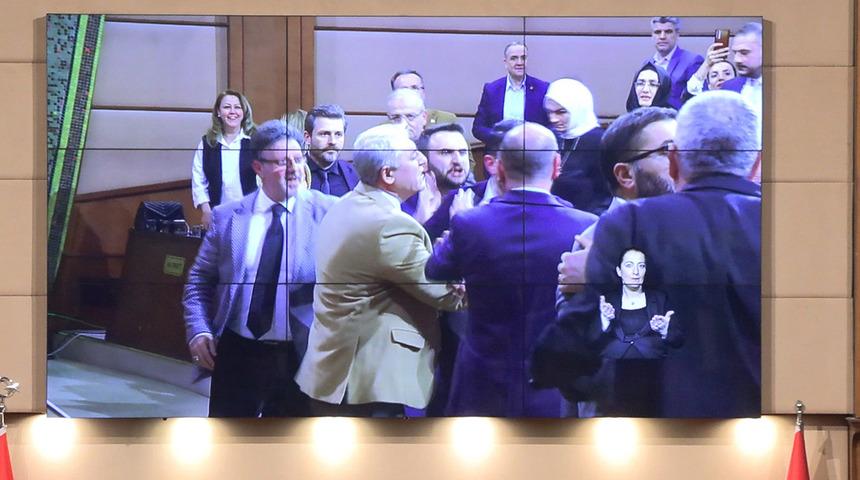 Birbirlerinin üzerine yürüdüler! İBB Meclisi'nde "Cami sattınız" sözleri tansiyonu yükseltti, gerginlik kameraya yansıdı