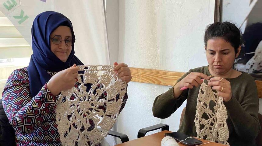 Engelli kadınlar ürettikleri el işi ürünlerle becerilerini geliştiriyor