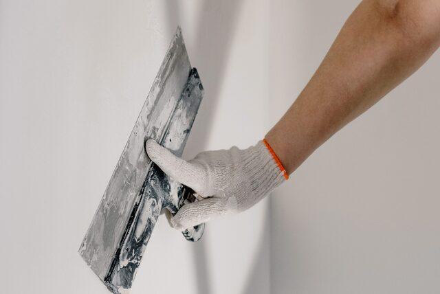 Evinizdeki duvar deliklerini sıva ile uğraşmadan kolaylıkla kapatabileceğiniz yöntemler