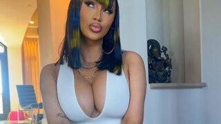 Cardi B twerk yaparken pantolonu yırtıldı! Ekibinden bornoz istedi ama...