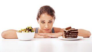 Yemek yerken fazla konuşmayın! Bu alışkanlıklar hazımsızlık yapıyor