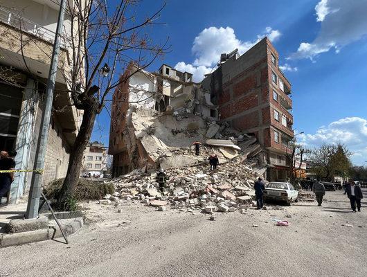 Kilis'te ağır hasarlı 4 katlı bina çöktü! Ekipler çalışma başlattı
