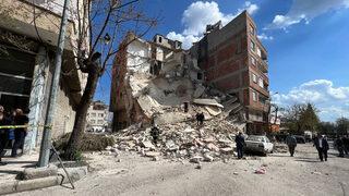 Korkutan ihtimal: Görgü tanıkları anlattı... Kilis'te ağır hasarlı 4 katlı bina çöktü! Arama kurtarma ekipleri çalışma başlattı