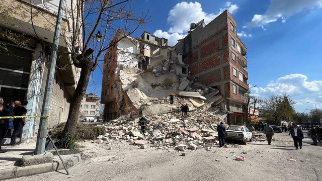Korkutan ihtimal: Görgü tanıkları anlattı... Kilis'te ağır hasarlı 4 katlı bina çöktü! Arama kurtarma ekipleri çalışma başlattı