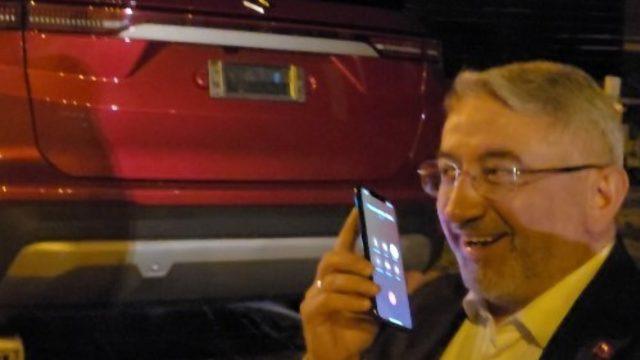 TOGG'u gören Çorum Belediye Başkanı Halil İbrahim Aşgın, çekicinin önünü kesti, renkli görüntüler oluştu