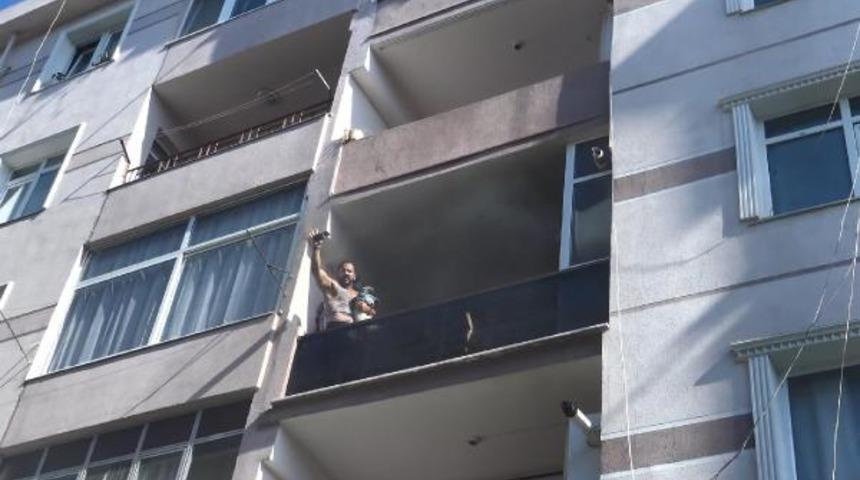 Avcılar'da hareketli saatler! Vücut geliştirme şampiyonu evini ateşe verdi, eşyalarını balkondan attı