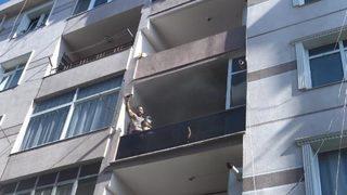 Avcılar'da hareketli saatler! Vücut geliştirme şampiyonu evini ateşe verdi, eşyalarını balkondan attı