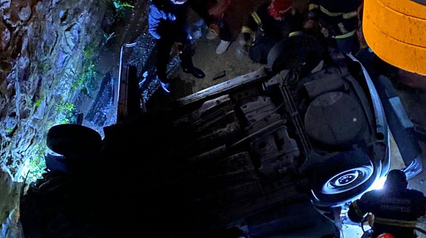 Önce kontrolden çıktı, ardından 15 metreden apartman boşluğuna düştü: 3 kişi yaralandı