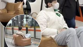 Metroda boş koltuk bulamamaktan şikayet eden adamın yöntemi gülümsetti! Kendi koltuğunu kendisi getirdi