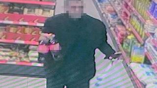 Yolda yürürken yerde buldu! Sahibine vermek yerine adeta sefa sürdü