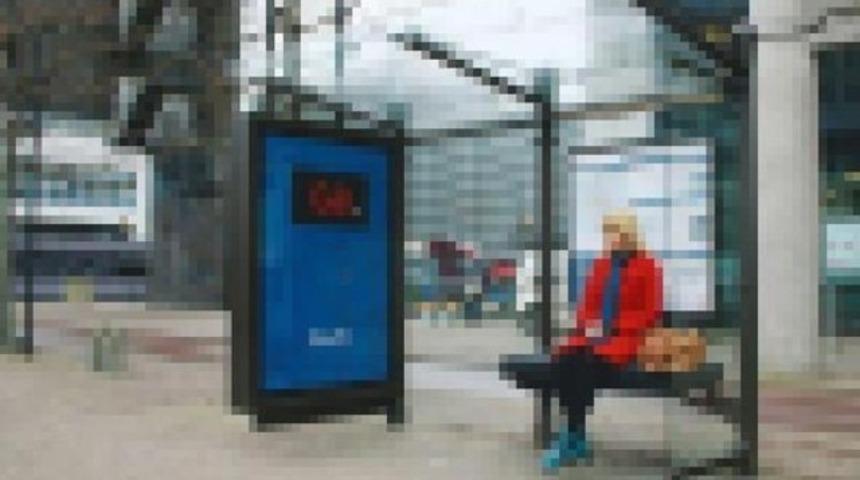 Otob&uuml;s bekleyen kadını bı&ccedil;akla taciz etti