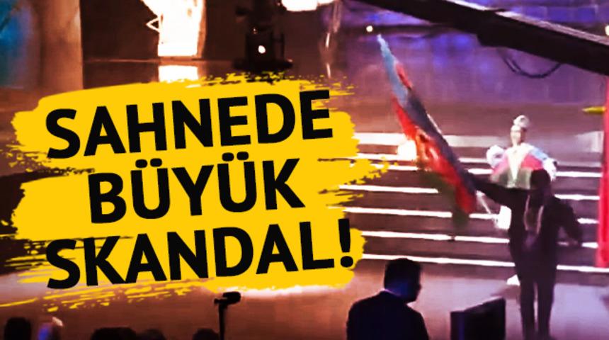 Ermenistan'da Azerbaycan bayrağına büyük saygısızlık! Sahneye daldı ve bir anda ateşe verdi! Saldırgan ise kahraman gibi karşılandı...