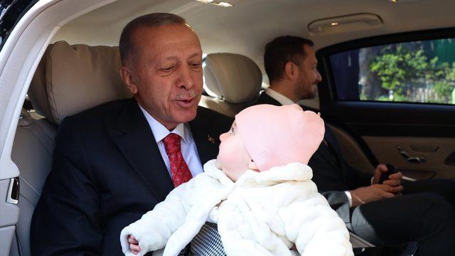 Cumhurbaşkanı Erdoğan'ın makam aracında dikkat çeken anlar! 'İlk çocuğun mu?' diye sordu