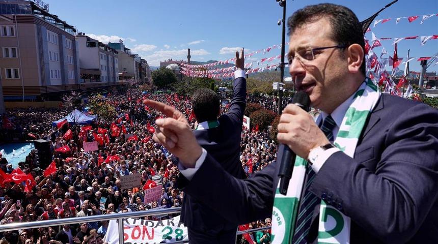 Kalabalığın arasındaki o pankartı okudu! İmamoğlu'ndan AK Parti'nin 'Mülakat' vaadi için dikkat çeken sözler '21 yıl sonra mı...'