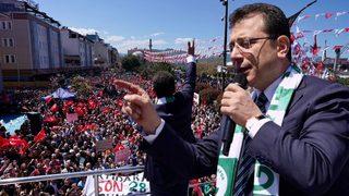 Kalabalığın arasındaki o pankartı okudu! İmamoğlu'ndan AK Parti'nin 'Mülakat' vaadi için dikkat çeken sözler '21 yıl sonra mı...'