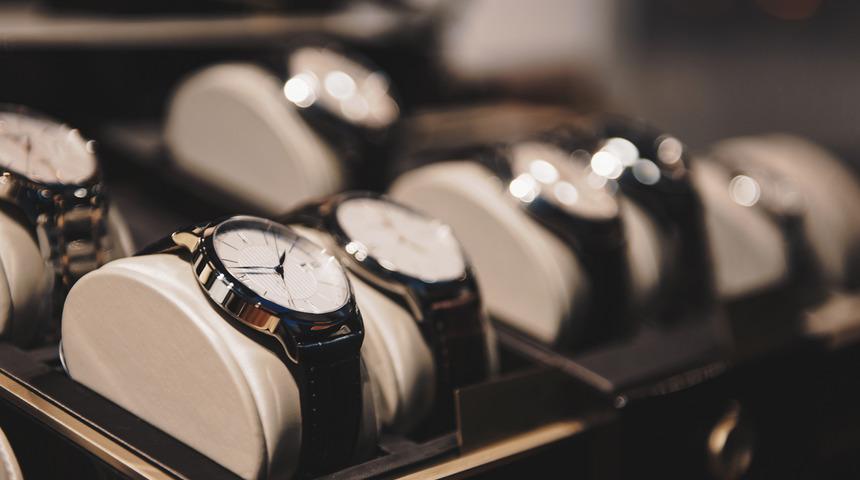 Çalınan saati mağazaya iade etti... "Arkadaşım bunu çalmış, fark edince kendisini dövdüm"