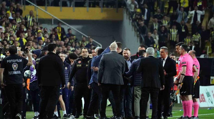 Ankaragücü maçında sahaya inen Fenerbahçeli yöneticiler Selahattin Baki ve Ahmet Ketenci'nin cezaları açıklandı! PFDK duyurdu...