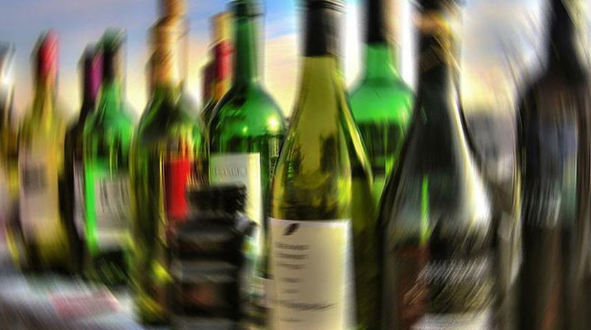 Hindistan'da sahte içki faciası: 20 kişi can verdi