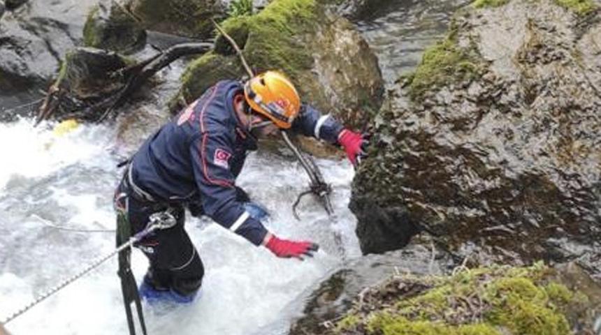 Kahreden olay! Dereye düşen kadın ve onu kurtarmak için atlayan babası hayatını kaybetti