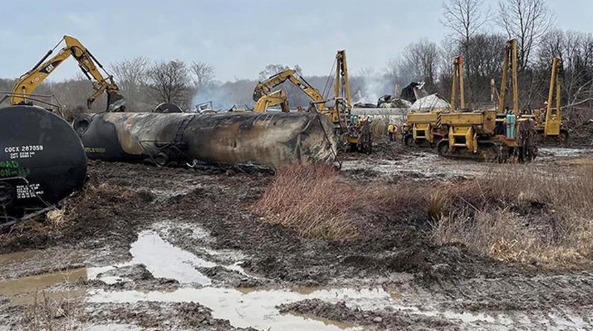 Yine tren kazası, yine ABD... Bu kez de tehlikeli madde taşıyan bir tren raydan çıktı!