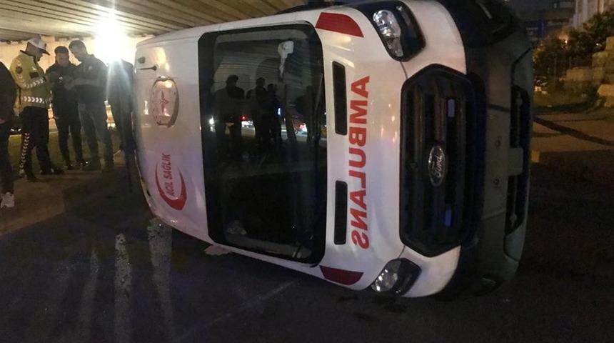Otobüsle çarpışan ambulans yan yattı: 3 kişi yaralandı