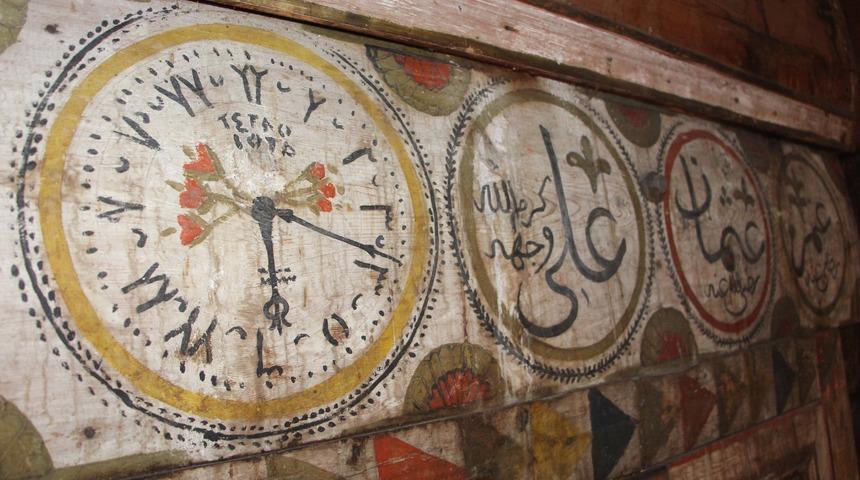 Sırrı çözülemiyor! 4 asırlık ahşap camideki 5.19'u gösteren saat merak konusu oldu