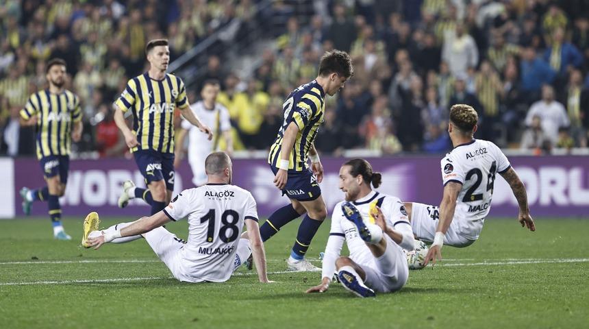 Bu fotoğraf, Fenerbahçe - Ankaragücü maçına damga vurdu! Arda Güler'in o anları sosyal medyayı kasıp kavurdu...