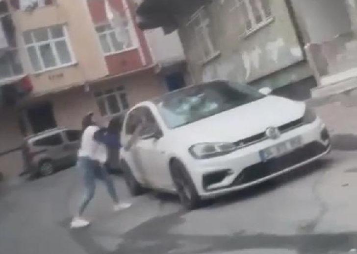 Genç kadına kimse engel olamadı! Otomobilin camlarını sopayla parçaladı
