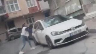 Genç kadına kimse engel olamadı! Otomobilin camlarını sopayla parçaladı