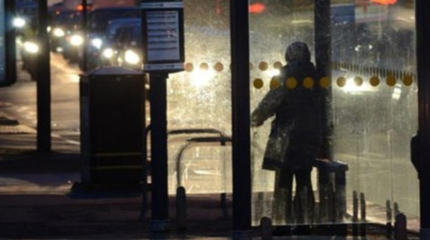 Otob&uuml;s durağında herkesin g&ouml;z&uuml; &ouml;n&uuml;nde cinsel saldırı! &Ccedil;ığlıklarına koştular