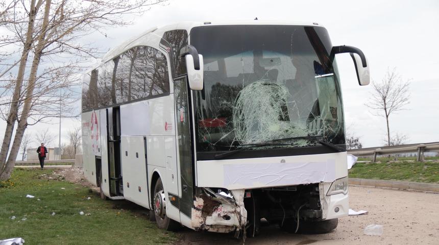 Yolcu otobüsü, beton blok ve bariyerlere çarptı: 17 yaralı