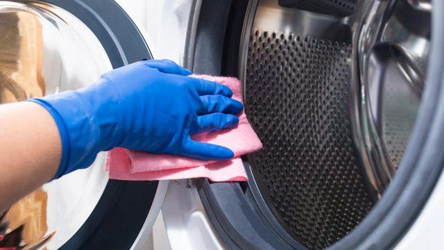 Farkında değilsiniz ama çamaşırlarınızı mahvediyor! Çamaşır makinesindeki görünmeyen kirleri temizlemek için...