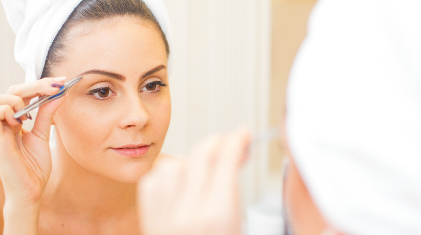 Kuaför yüzü anında kaldıran ve gençleştiren kaş şeklini açıkladı! Yaşlanma karşıtı kaş trendi giderek yayılıyor