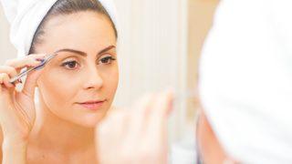 Kuaför yüzü anında kaldıran ve gençleştiren kaş şeklini açıkladı! Yaşlanma karşıtı kaş trendi giderek yayılıyor