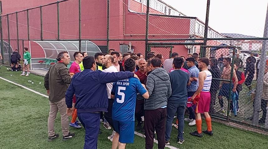 Amatör maçta ortalık karıştı! Son düdüğün ardından futbolcular birbirine girdi...