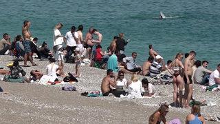 Güzel havayı görünce akın ettiler! Konyaaltı sahilinde güneşli hava yoğunluğu yaşandı