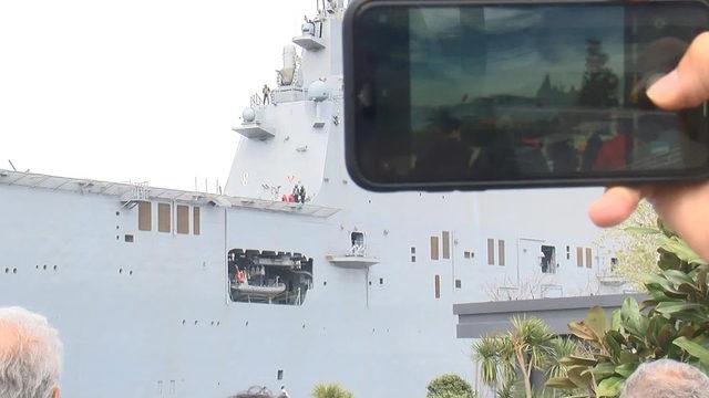 Dünyanın ilk SİHA gemisi TCG Anadolu Sarayburnu'na demirledi! Gören telefonuna sarıldı...