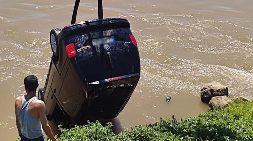 Bismil'de otomobil Dicle Nehri'ne uçtu! Vinçle çıkarıldı