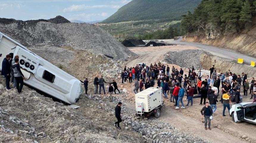 Manisa'da maden işçilerini taşıyan servis devrildi, 9 kişi yaralandı