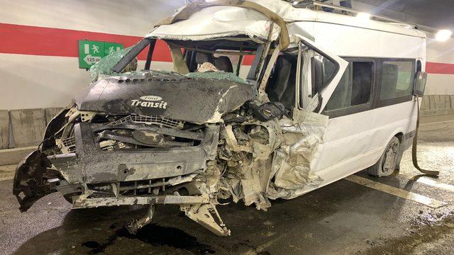 Artvin’de minibüsün devrilmesi nedeniyle 4 kişi yaralandı