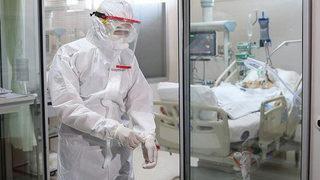 Koronavirüsten öldüğü açıklanan ve cenazesi yakılan kişi 2 yıl sonra evine döndü! Ne yaptığının sırrı çözülemedi