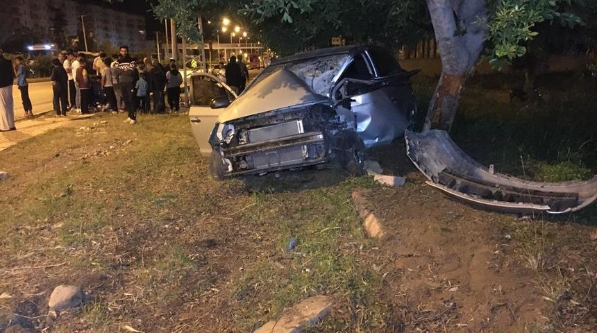 Mersin'de ağaca çarpan otomobilin sürücüsü yaralandı