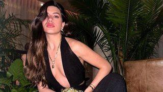 Fenomen Sibil Çetinkaya frikik vermemek için çantasıyla önünü kapadı! Kıyafetin üstü de altı da olay