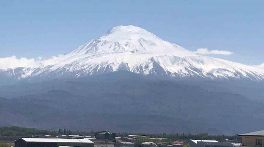 Nisan ayında Iğdır’ın yükseklerine kar yağışı