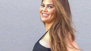 Chrissy Teigen yeni doğan bebeğiyle küvette! Sarkan göğüsleri ve çatlakları konusunda bakın ne dedi