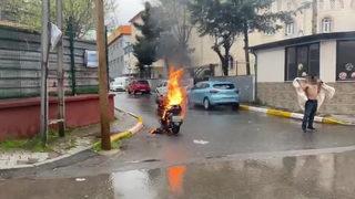 Sultanbeyli'de ilginç anlar! İtfaiye ekipleri söndürmek için seferber oldu, o engel olmaya çalıştı: İstemedi