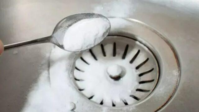 Lavabo giderine dökeceğiniz bir kaşık tuz mucizeler yaratıyor! Sonuçlarına inanamayacaksınız