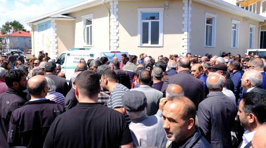 Evde ölü bulunan öğretmen son yolculuğuna uğurlandı