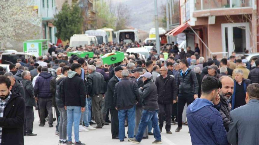 Kazada hayatlarını kaybeden 16 yaşındaki iki arkadaş toprağa verildi